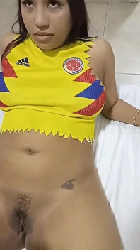Відео молодої брюнетки з її хлопцем, що витікає в Інтернеті в Нью-Йорку