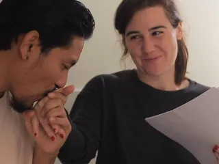 Los compañeros de cuarto tontas mientras ensayan un guión