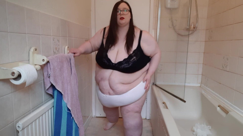 SSBBWLadyBrads: SSBBW Dehnungsübung in bh &amp; tanga