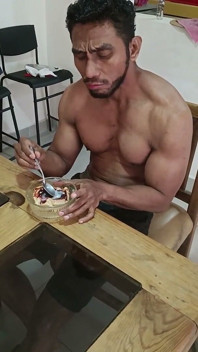 Tiro O Sêmen No Bolo E Como Com Meu Amigo