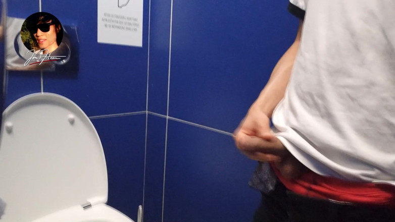 Jon Arteen: Gay Twink Pisses Pee, masturbuje się penisem i wytryskuje spermę...