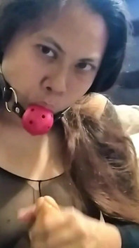 Jasmine Jade, Asiatique sexy, se fait bâillonner et Joe - encouragement à la branlette