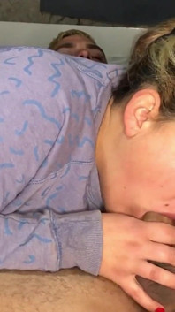 Зведена сестра моєї дівчини смокче мій член