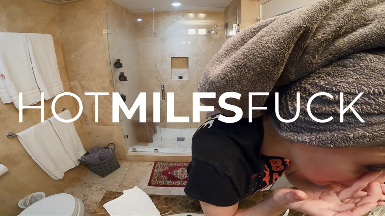 Hot Milfs Fuck: Milf met grote neptieten vindt haar g-spot