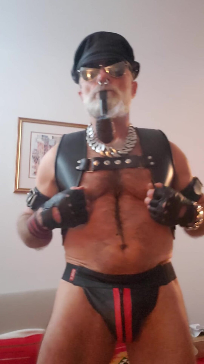 Muscles Cigar FFPig: Zigarre stiefvater genießt Pfeife mit einem neuen Paar Nippelklemmen Von...