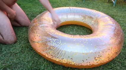Inflatable Lovers: Nuoto luccicante