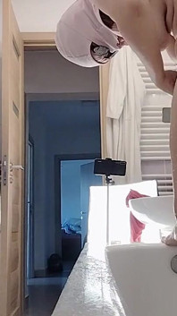 セクシーな妻が彼女の猫の毛を剃る