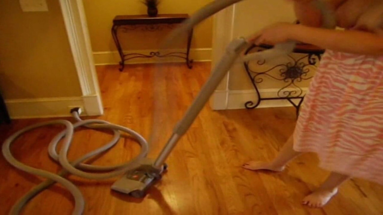 Sexy Amateurz: Vysávání V šatech