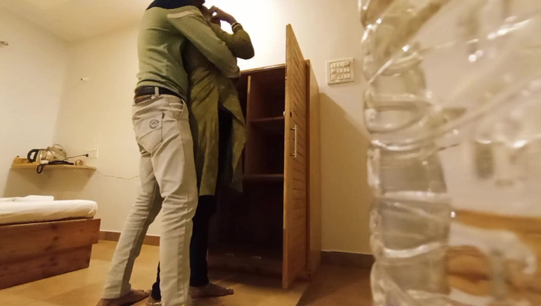 Harder299: Desi-huisvrouw Hardcre neukt stiekem met vriendje
