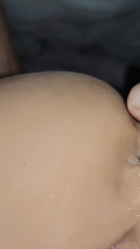 Il giovane twink gioca con il suo patrigno e un giocattolo anale