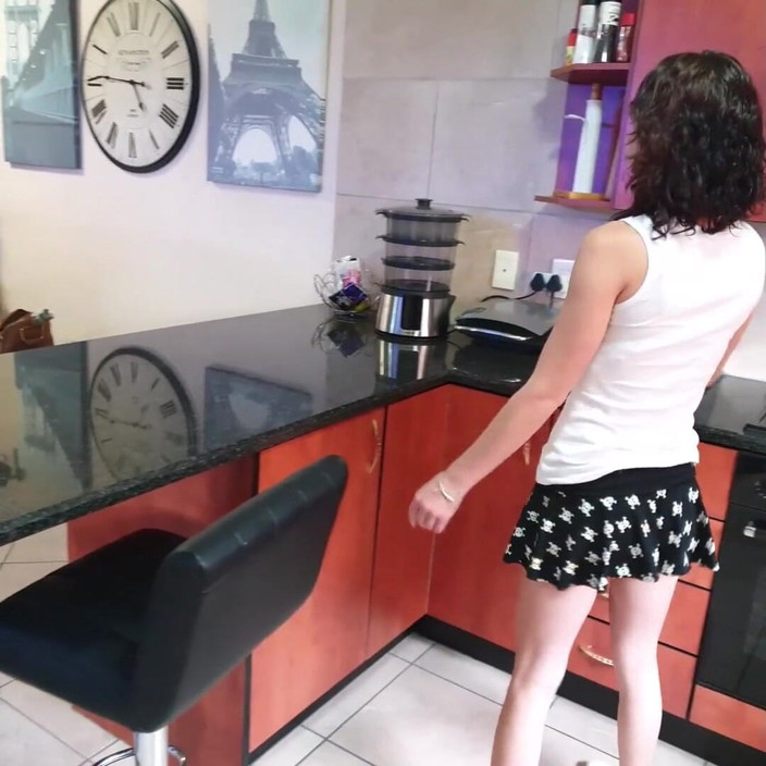 domslutfucker: दुबली खूबसूरत रंडी मिनी स्कर्ट के साथ अपनी छोटी चूत चमकाती है