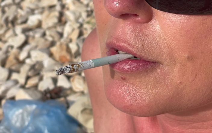 Aqua Pola: Fumar cigarrillos en la playa