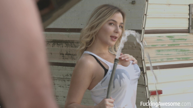 Fucking Awesome: La plantureuse Blair Williams se fait baiser dans la nature