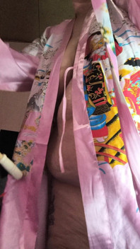 Kimono-Geisha-Pissing-Springbrunnen, der sich über schlaffe Berge bückt