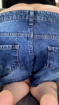Blasts kentut pantat seluar jeans pendek terus ke muka awak