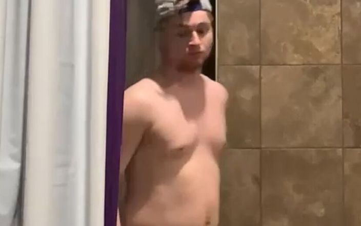 Chaseesharpp: Sprcha v tělocvičně nahá, tak to ostatní vidí