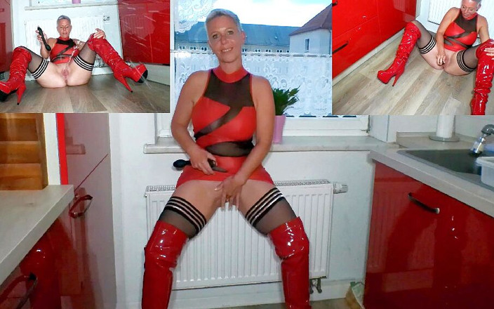 Melissa Deluxe: La sexy stronza sopra le ginocchia invade completamente la cucina!