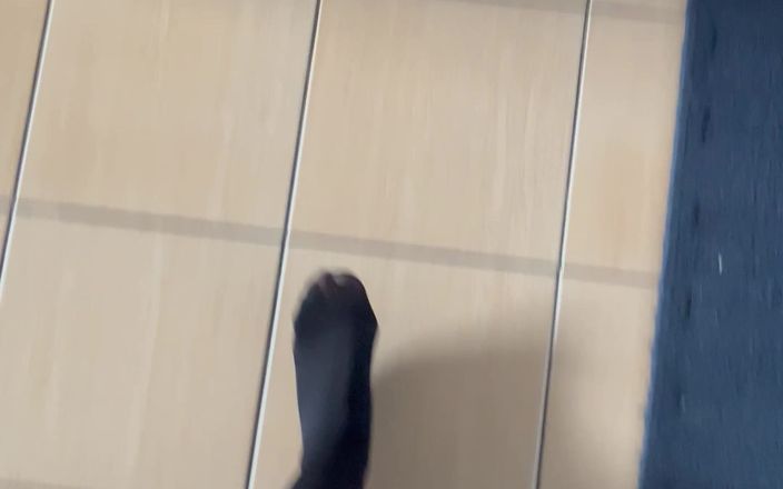 Feet: POV: Chůze v černých punčochách