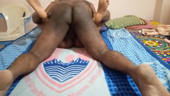 Desi palace: Mallu tetička s velkými prsy a kundičkou je ošukána