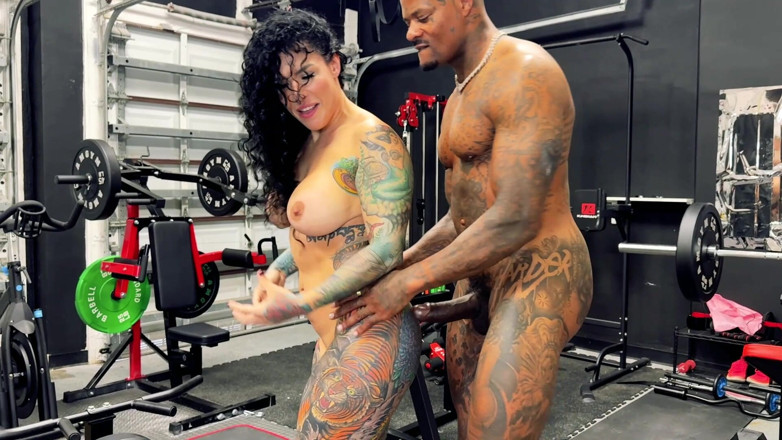 Bianca Bailee: Jason luv把他的大黑屌插入bianca bailee的小阴户