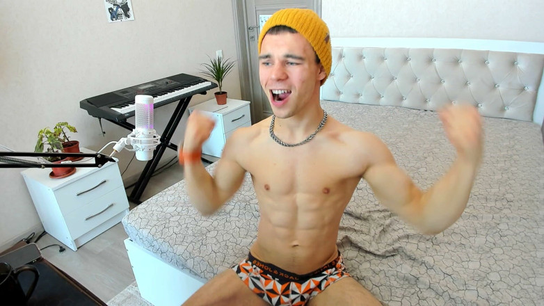 Max_Russell: Young Russian Guy Show off Muscle
