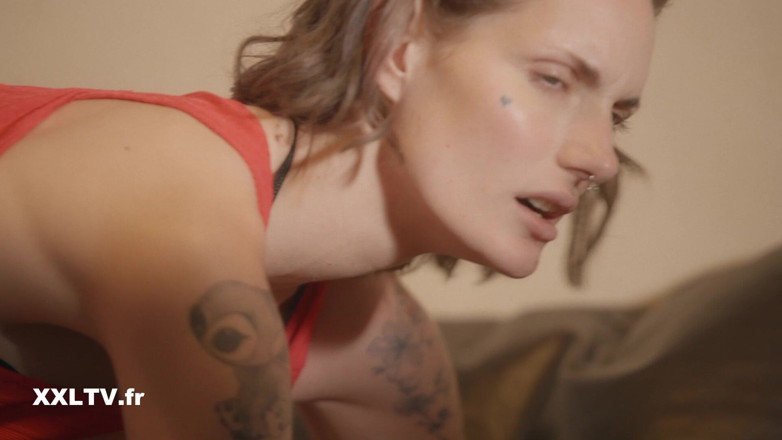 XXLTVFR: Anal Sex in Front of Friends