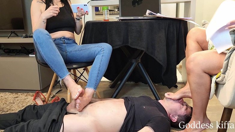 KiffaFeet: It Guy ignorerade dubbel fotdyrkan och dubbel fotjobb under bordet...