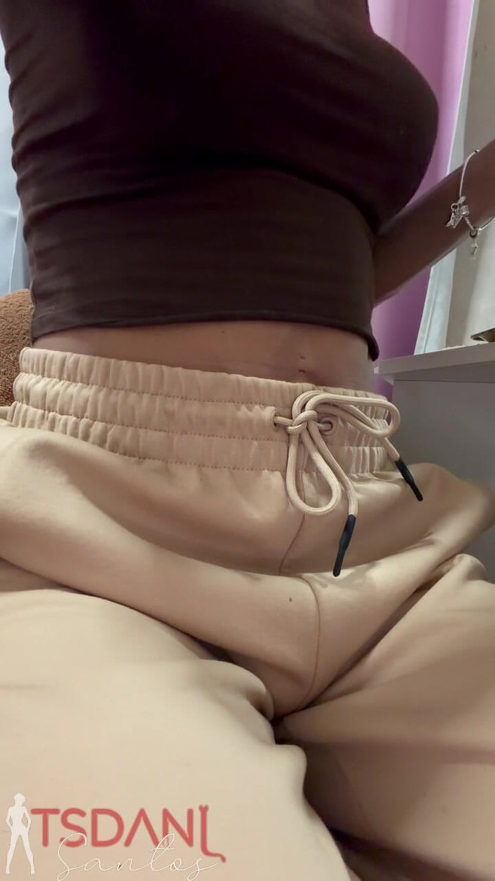 Tsdanisantos1: 家でのんびりして、楽しみのないライブをしている。