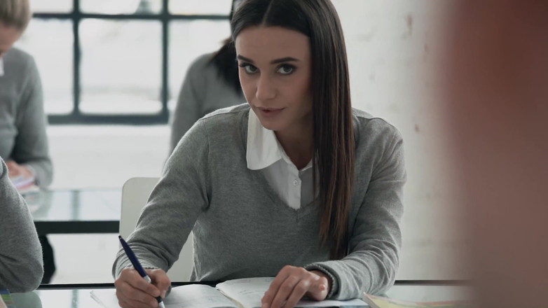 Russian Institute: Lea Guerlin și Nesty - sesiune lesbiană în dormitor