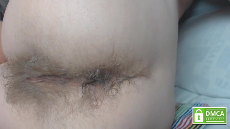 Risky Hairy Couple: Perline rosa nel buco del culo peloso