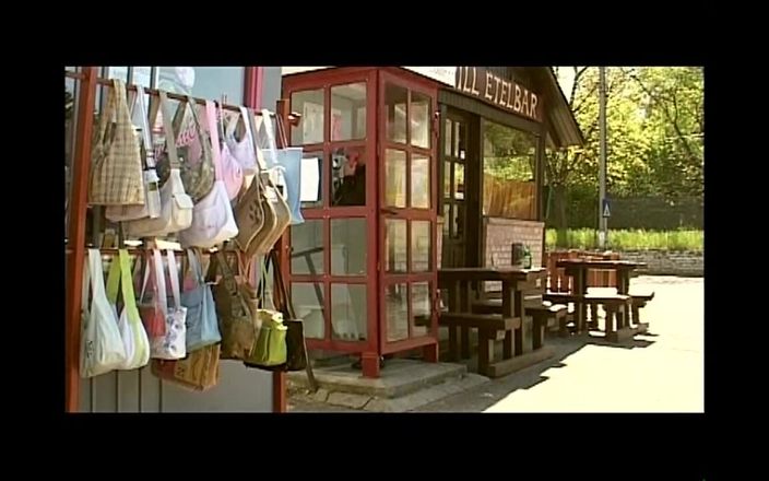 Xtime Network: Blondýnka a prsatá dívka v koupelně