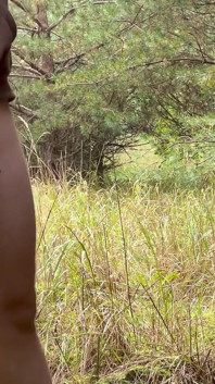 Teenie-junge zeigt sich bei regen im wald ohne hose