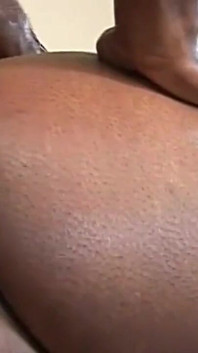 Une BBW noire au gros cul rond est née pour se faire baiser par une grosse bite noire