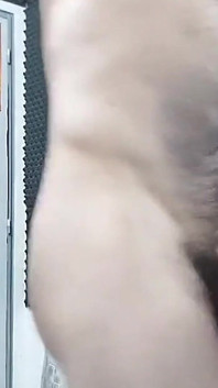 Mostrando e fodendo minha bunda peluda e ânus