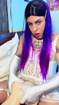 Gadis trans Emma berhubungan seks dengan mainan anal dan orgasme dalam seks anal yang intens
