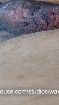 彼女は男に親密なボディアートを行います