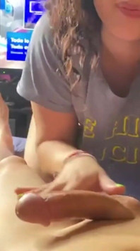阿根廷荡妇babyluna939吮吸我的鸡巴，撸管我的奶子直到我喝完牛奶并把它全部吃掉