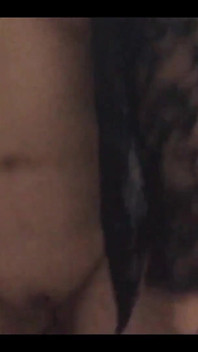 Mijn geile stiefmoeder stuurde me een video van haar masturberen in bed waar ze elke dag neukt