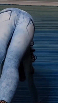Vista sul pavimento dei miei sexy pantaloni elastici e calze teaser