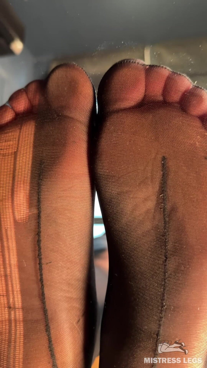 Mistress Legs: Assista me provocar com meus pés de nylon rasgados através...
