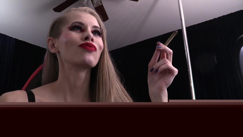 Kyaa Chimera: Sigara içen web kamerası seansı