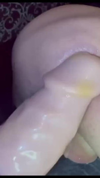 Fisting pantat banci crossdresser dan dientot pakai dildo ukuran raksasa