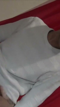 Seekor beruang berhubungan seks dengan pria muda
