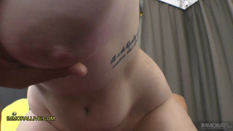 Immoral Family: Styvfar och styvson plockar upp bystig tonåring som tränar i...