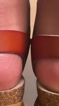 Eboni mengusik kaki sandal kotor