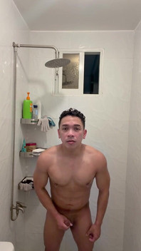 O filipineză sexy twink se masturbează în duș cu aburi
