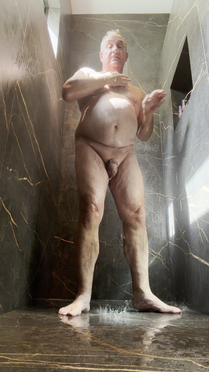 GottaLuvBB: 見て シャワー&amp;シェーブ