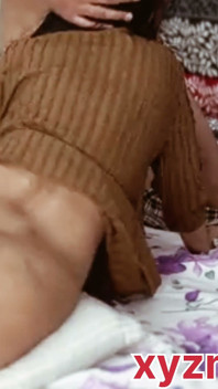 Esta morena sexy quiere masturbarse y ser por su compañera de cuarto hasta que tenga un orgasmo