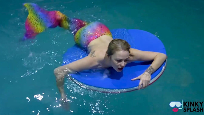 UKCuteGirl Lucy Lauren: Zniewolona syrenka dokucza ci w basenie
