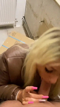 Il tuttofare nel cantiere riceve una pompina!